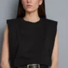 Camisola sem mangas com ombros acolchoados