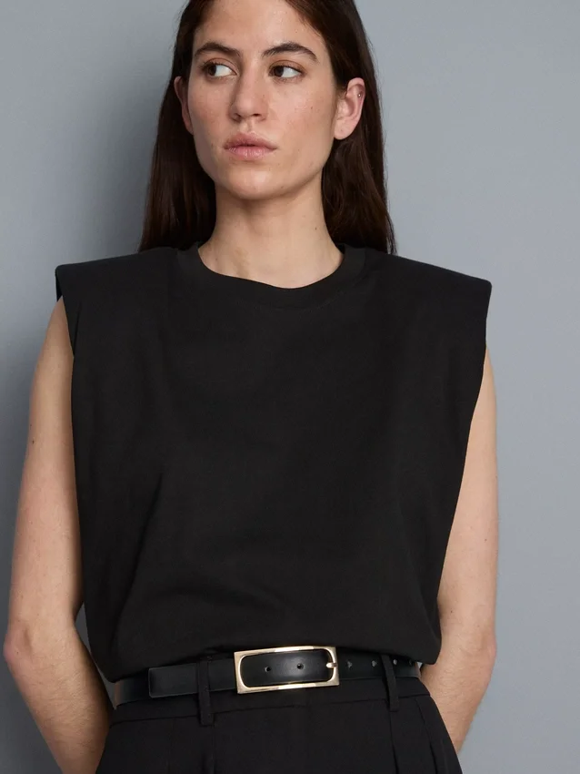 Camisola sem mangas com ombros acolchoados