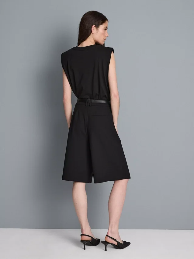 Camisola sem mangas com ombros acolchoados