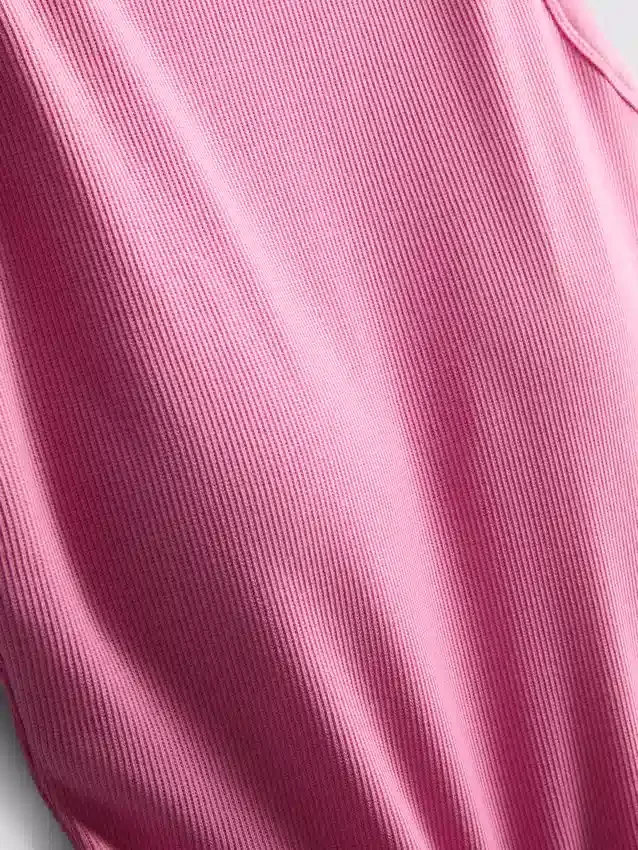 Camisola sem mangas com sutiã incorporado em malha canelada