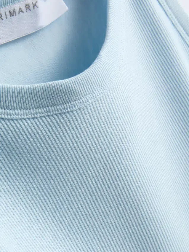 Camisola sem mangas com sutiã incorporado em malha canelada