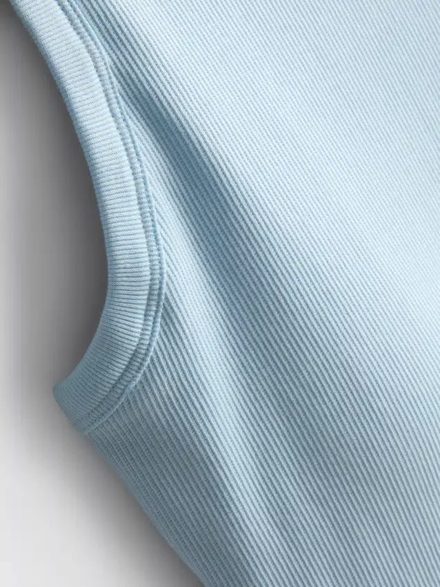 Camisola sem mangas com sutiã incorporado em malha canelada