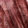 Capa com franjas em padrão Paisley