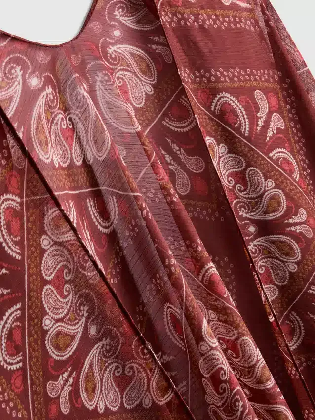 Capa com franjas em padrão Paisley