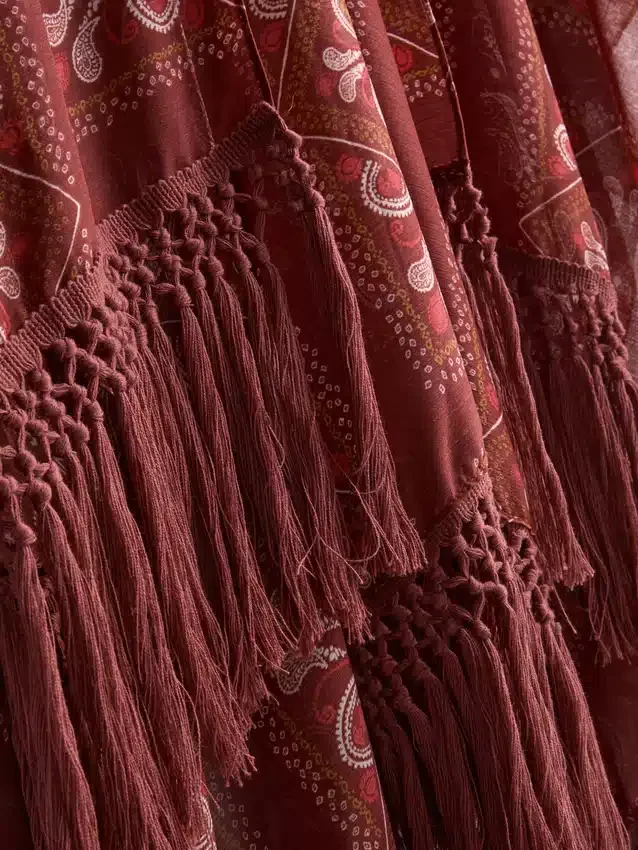 Capa com franjas em padrão Paisley