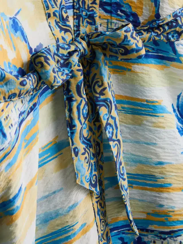 Capa de praia midi com estampado e corte cruzado