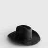 Chapéu de cowboy de palha com acabamentos