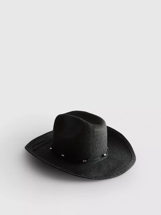 Chapéu de cowboy de palha com acabamentos