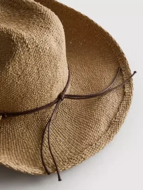 Chapéu de cowboy de palha com acabamentos