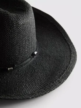 Chapéu de cowboy de palha com acabamentos