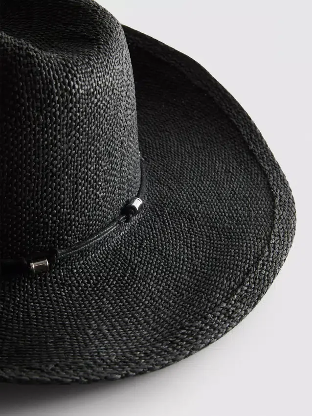 Chapéu de cowboy de palha com acabamentos