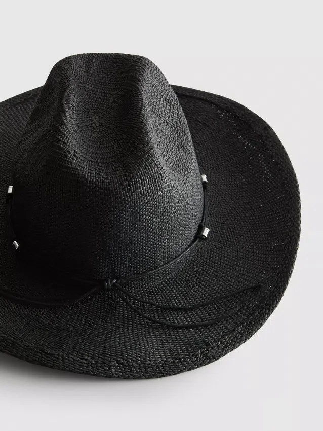 Chapéu de cowboy de palha com acabamentos