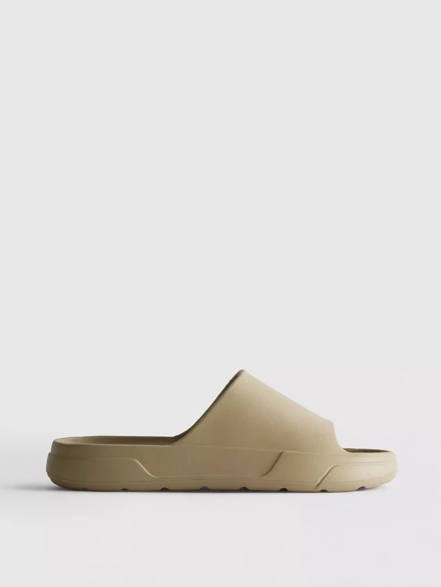 Chinelo de sola grossa