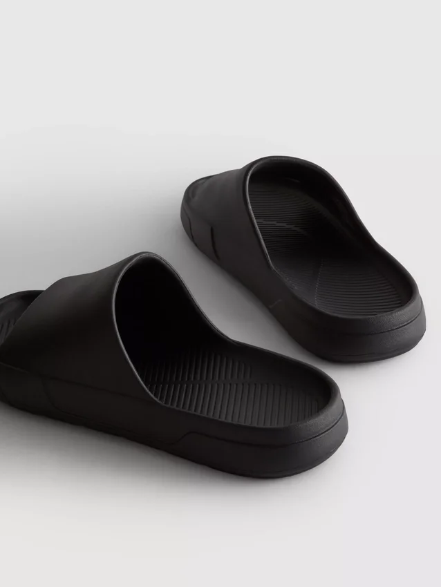 Chinelo de sola grossa