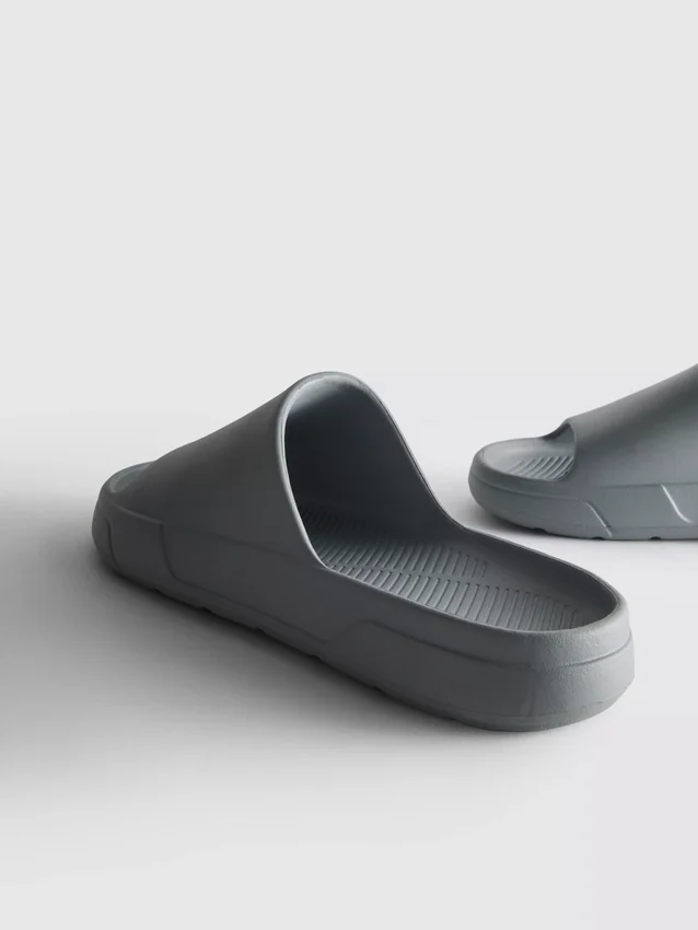 Chinelo de sola grossa