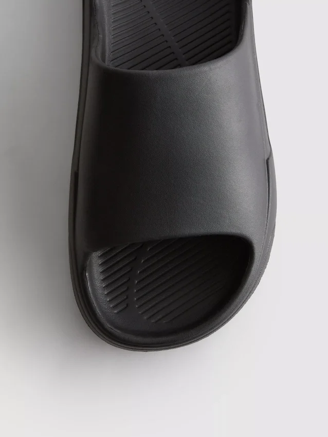 Chinelo de sola grossa