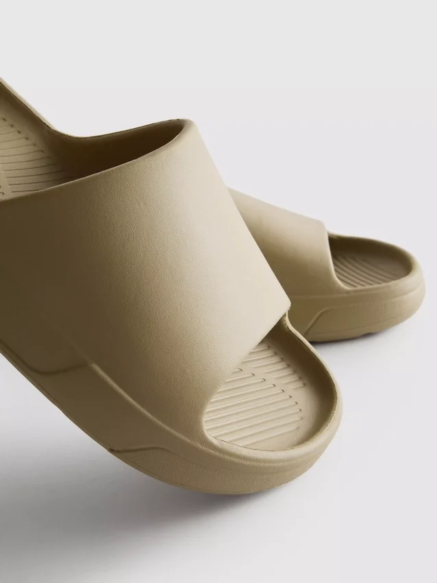 Chinelo de sola grossa