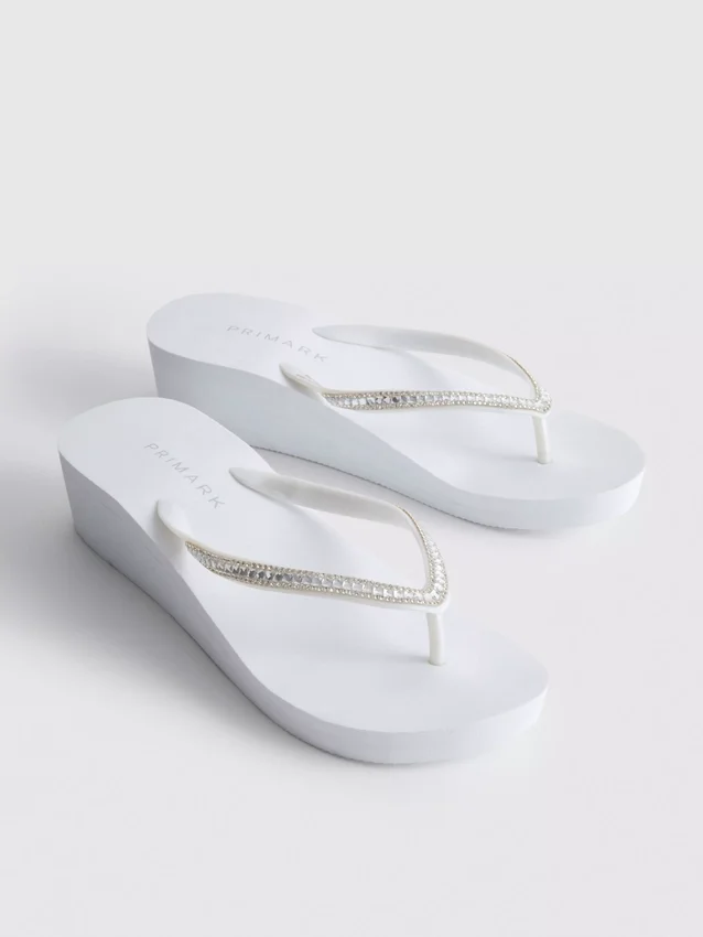 Chinelos de cunha com strass
