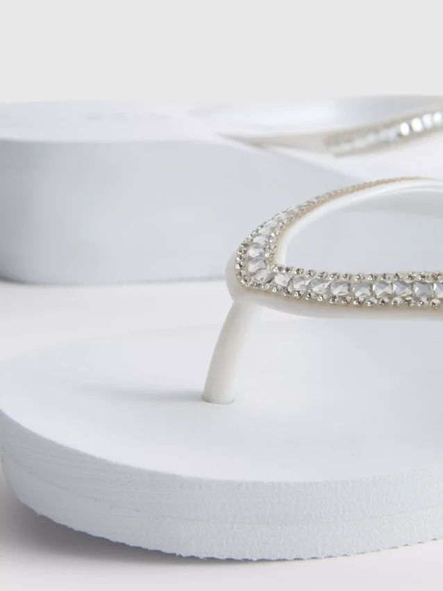 Chinelos de cunha com strass
