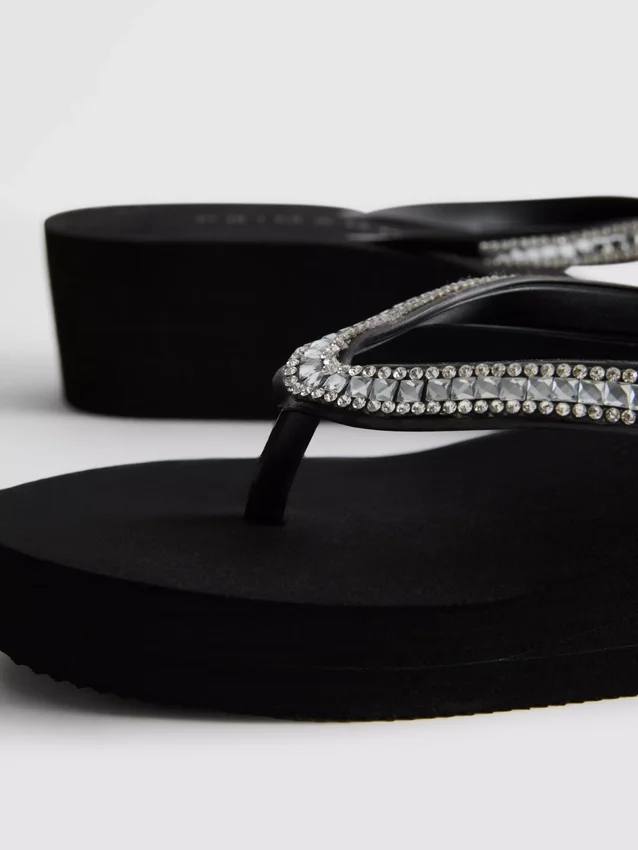 Chinelos de cunha com strass