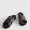 Chinelos de piscina com tiras cruzadas