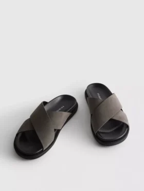 Chinelos de piscina com tiras cruzadas