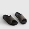 Chinelos de piscina com tiras cruzadas