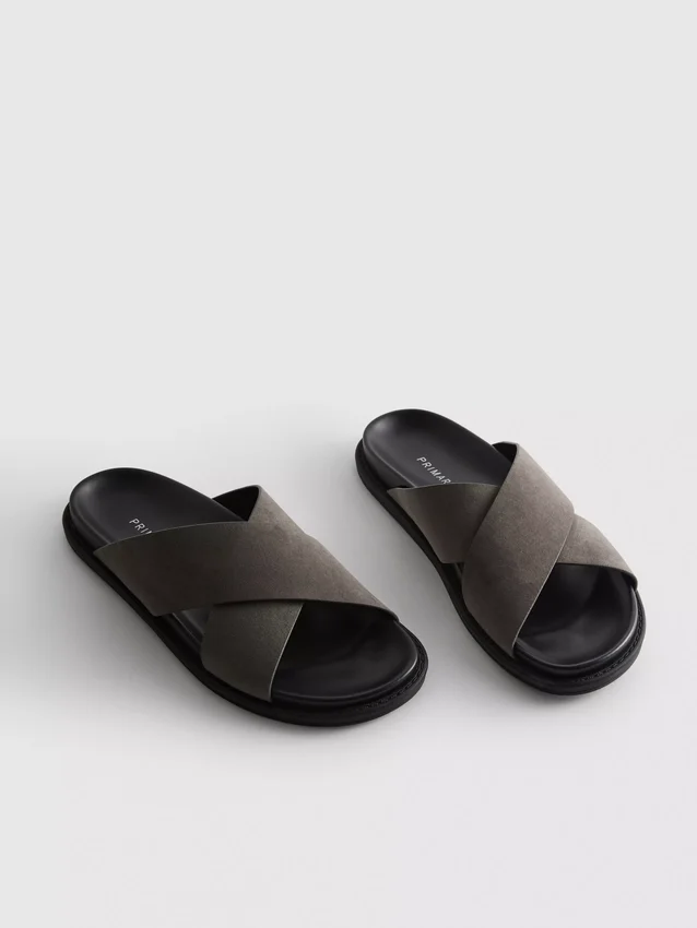 Chinelos de piscina com tiras cruzadas