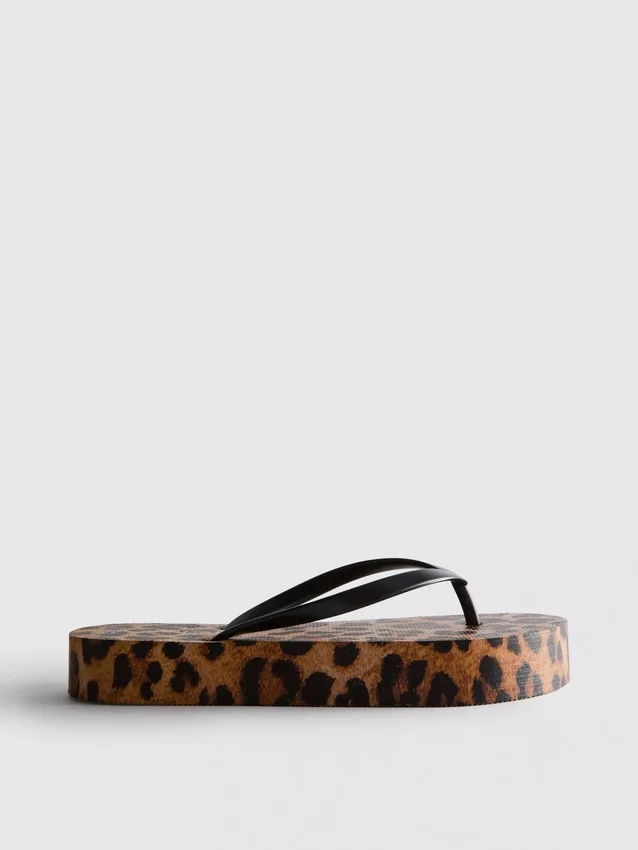 Chinelos de plataforma com padrão de leopardo