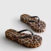 Chinelos de plataforma com padrão de leopardo