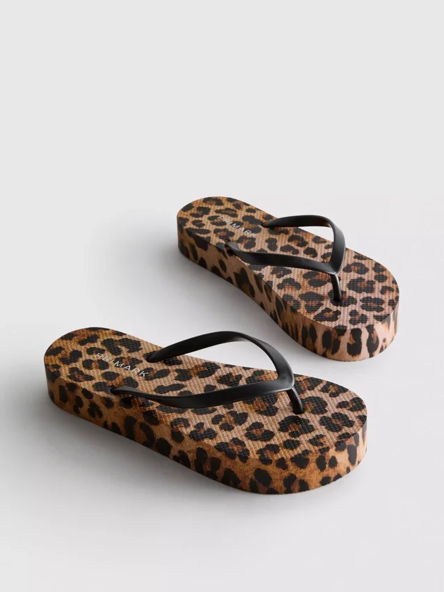Chinelos de plataforma com padrão de leopardo