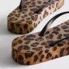 Chinelos de plataforma com padrão de leopardo