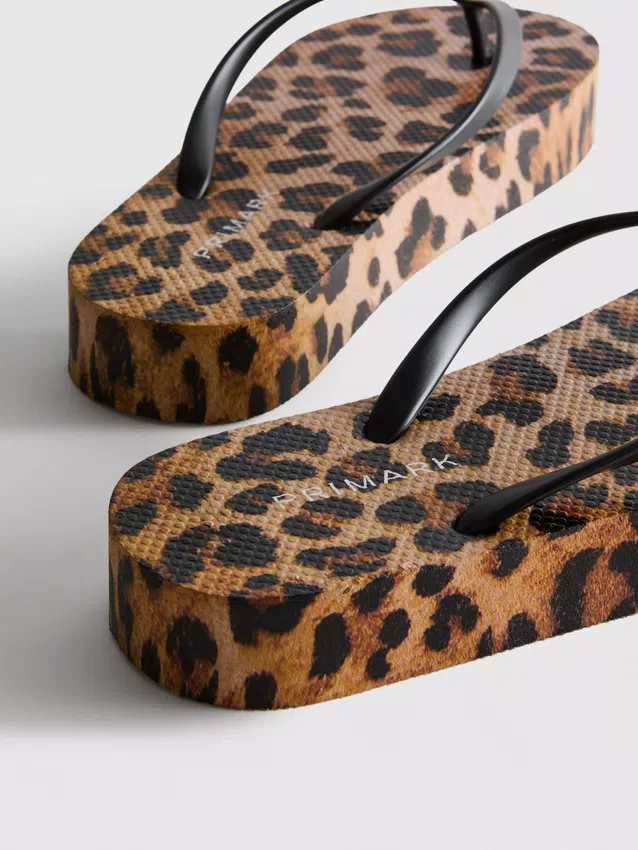 Chinelos de plataforma com padrão de leopardo