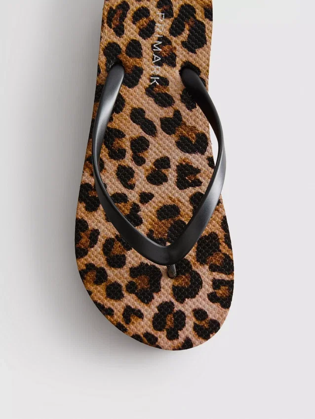 Chinelos de plataforma com padrão de leopardo