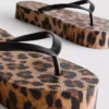 Chinelos de plataforma com padrão de leopardo