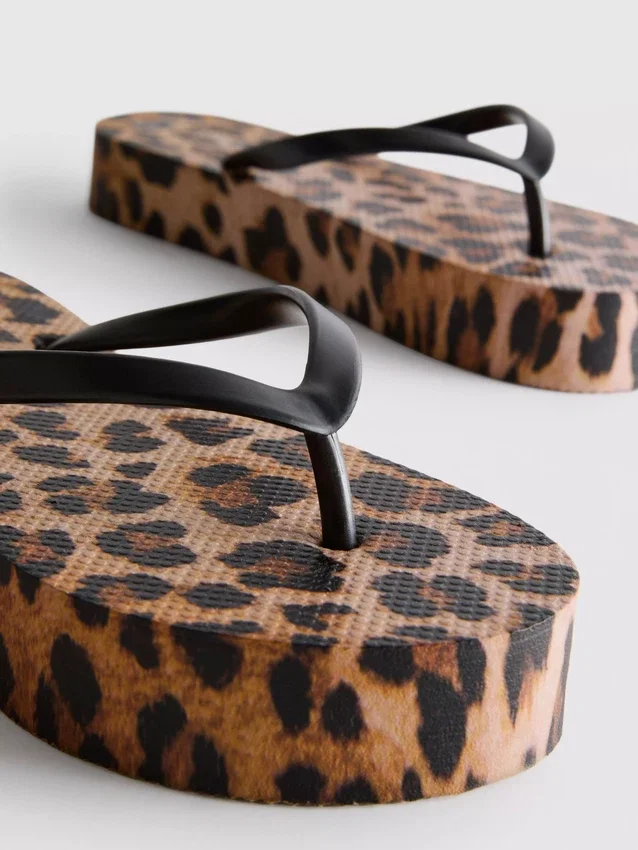Chinelos de plataforma com padrão de leopardo