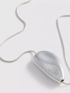 Colar com pendente em metal