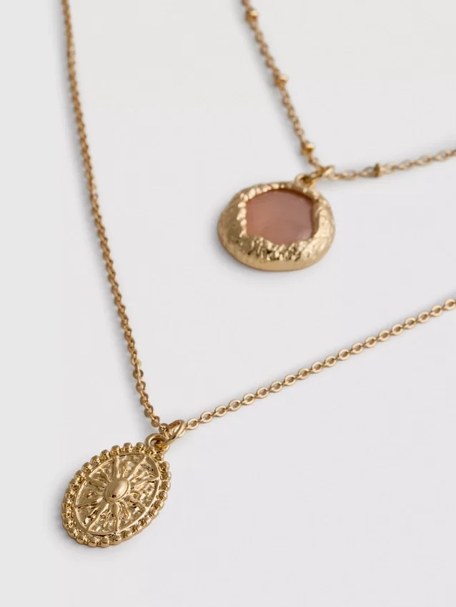 Colares boho em camadas da Paula Echevarría