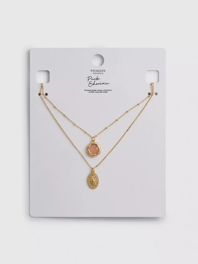 Colares boho em camadas da Paula Echevarría