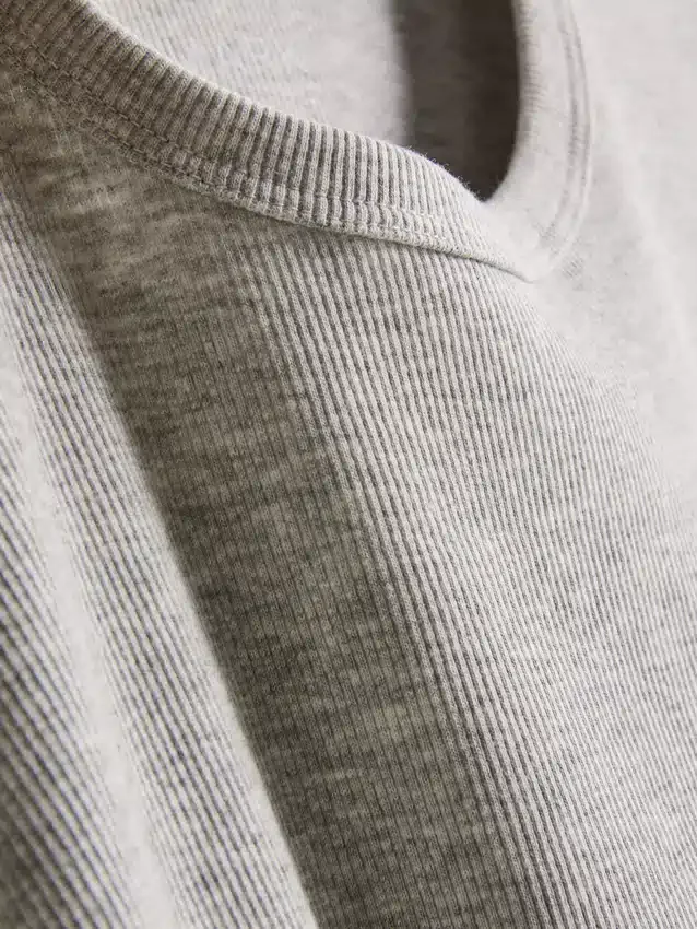 Conjunto de 2 camisas com textura canelada