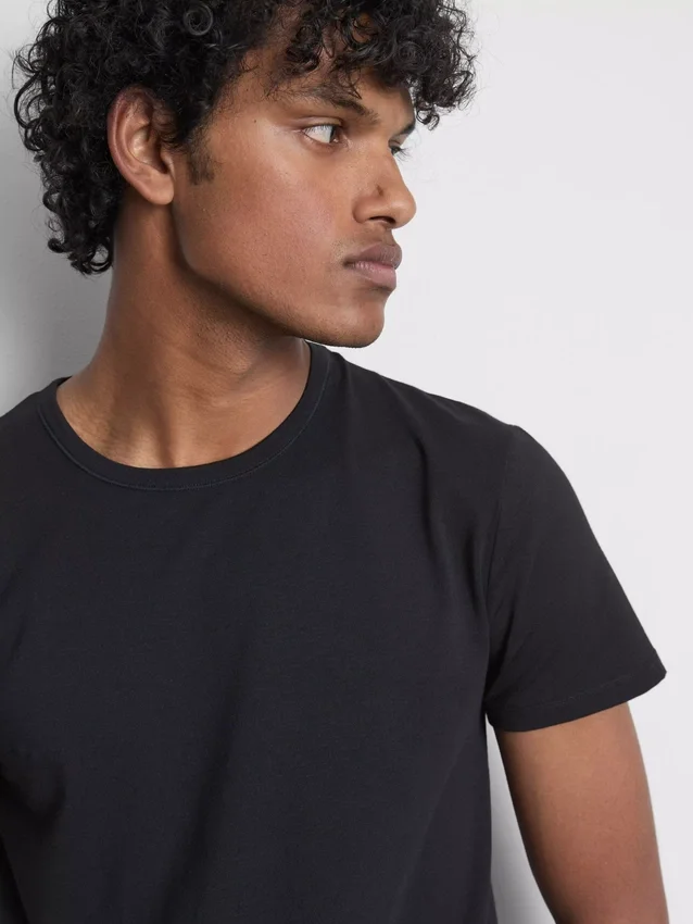 Conjunto de 2 camisas essenciais de manga curta