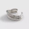 Conjunto de 2 pulseiras tipo manilha em metal fundido