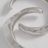 Conjunto de 2 pulseiras tipo manilha em metal fundido