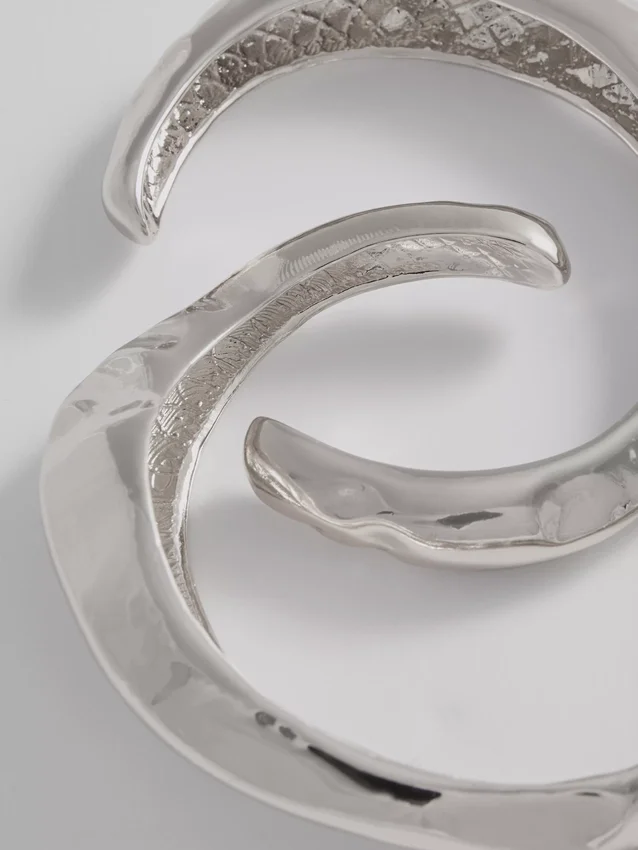 Conjunto de 2 pulseiras tipo manilha em metal fundido