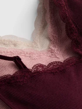 Conjunto de 3 bralettes sem costuras com acabamentos em renda