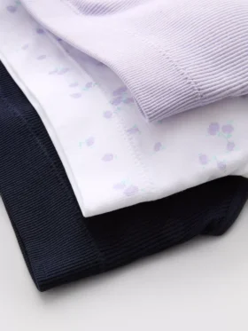 Conjunto de 3 bralettes sem costuras com acabamentos em renda