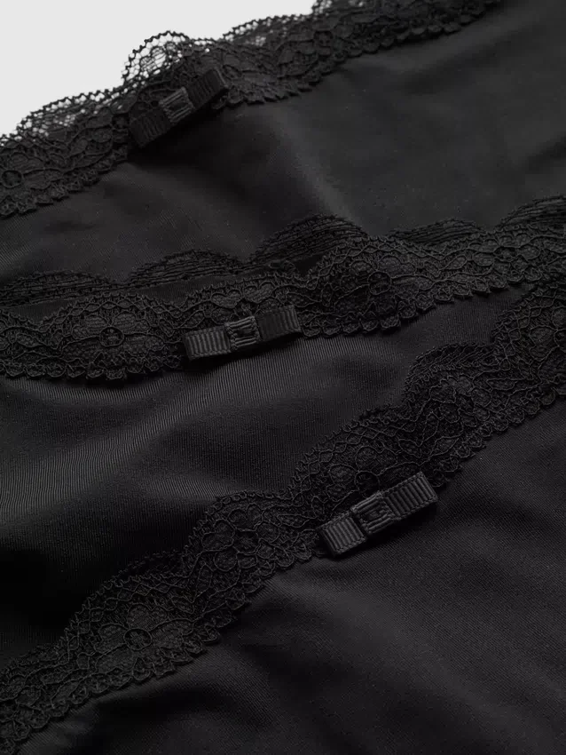 Conjunto de 3 cuecas de cintura baixa com acabamento em renda