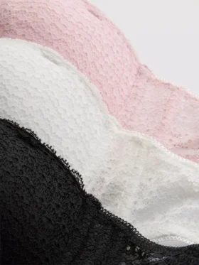 Conjunto de 3 soutiens tipo balcão com renda em toda a peça