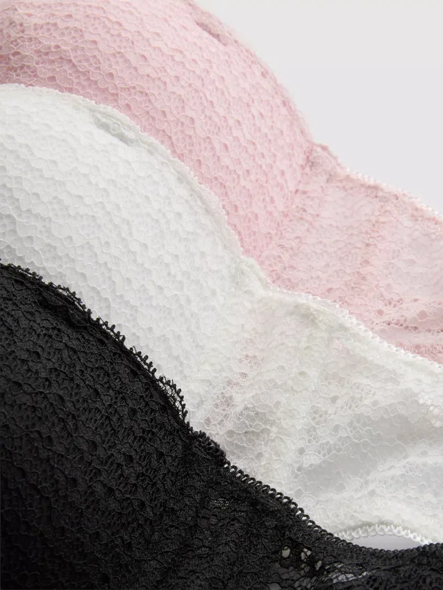 Conjunto de 3 soutiens tipo balcão com renda em toda a peça