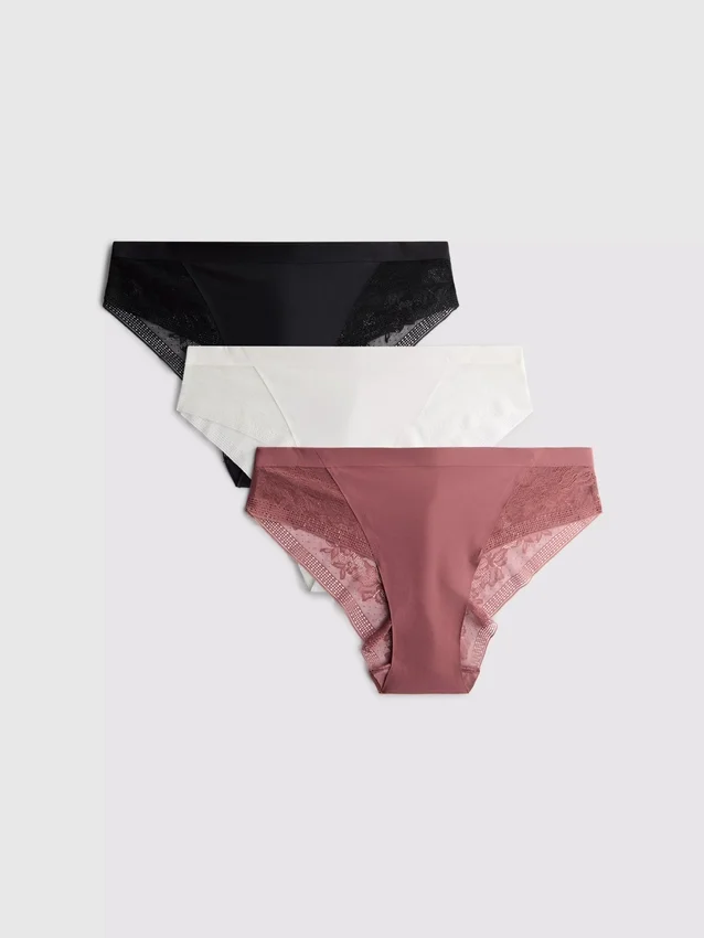 Conjunto de 3 tangas com detalhes em renda brasileira